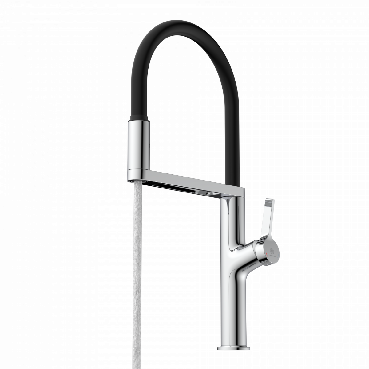 Chromfarbene Küchenarmatur mit hohem schwarzen Schlauchbogen und fließendem Wasserstrahl.