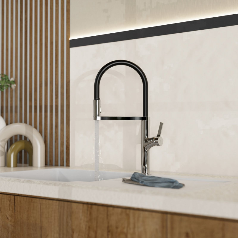 Wasserhahn mit schwarzem Bogen über weißem Spülbecken, Wasser läuft, Tuch auf der Arbeitsfläche.