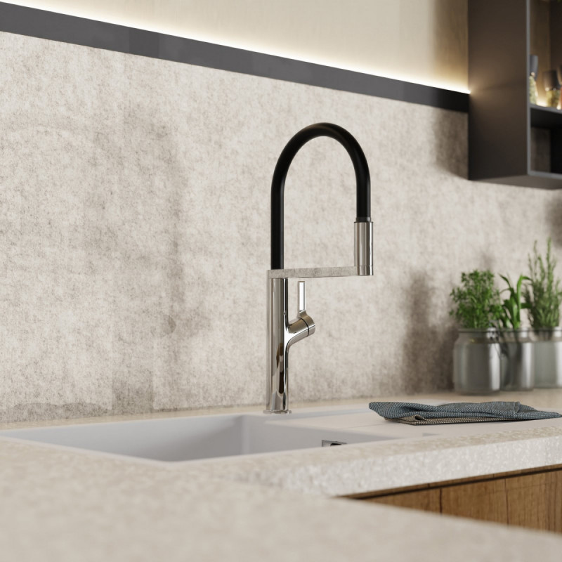 Edelstahl-Wasserhahn mit schwarzen flexiblen Auslauf über weißem Spülbecken in Küchenumgebung.