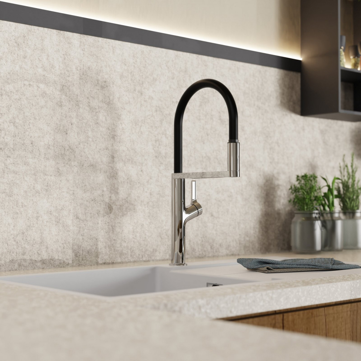 Edelstahl-Wasserhahn mit schwarzen flexiblen Auslauf über weißem Spülbecken in Küchenumgebung.