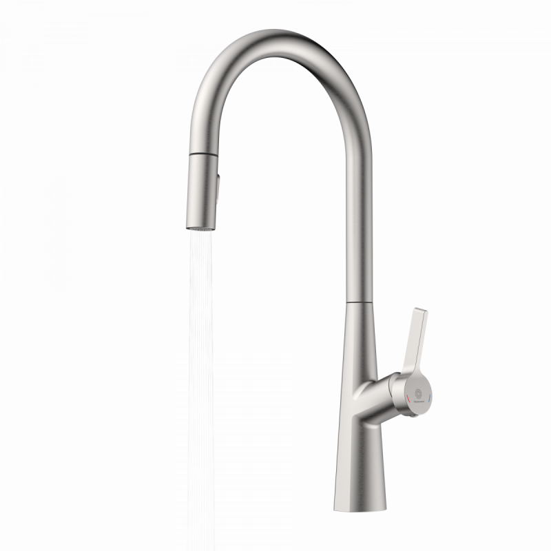 Silberne Küchenarmatur mit hohem gebogenem Auslauf und laufendem Wasserstrahl.
