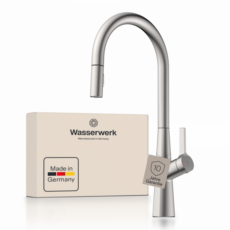Silberne Küchenarmatur mit hohem gebogenem Auslauf vor Verpackung mit Aufdruck „Wasserwerk“.