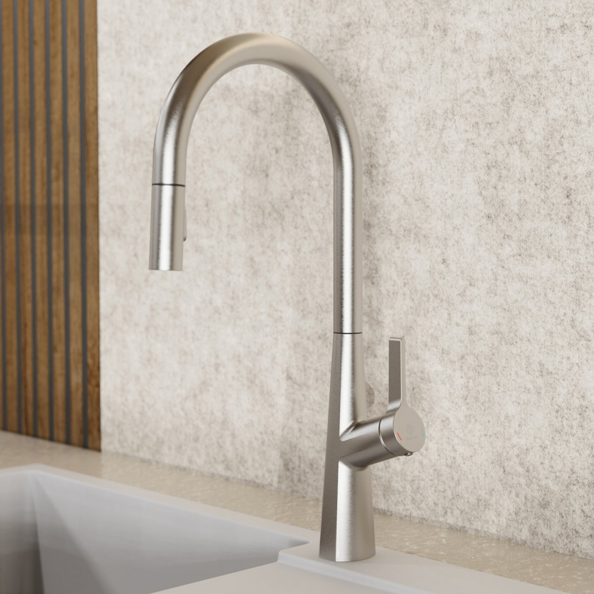 Gebogener Küchenwasserhahn aus Edelstahl mit seitlichem Hebel an Spülbecken.