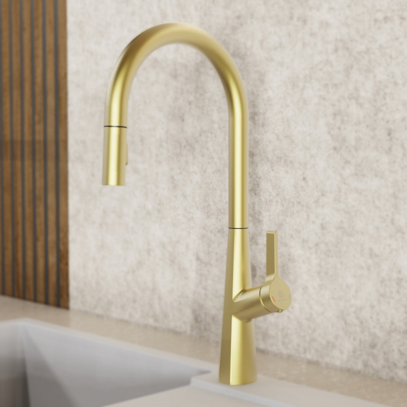 Goldfarbene Küchenarmatur mit hohem gebogenem Auslauf und seitlichem Hebelgriff an Spülbecken.