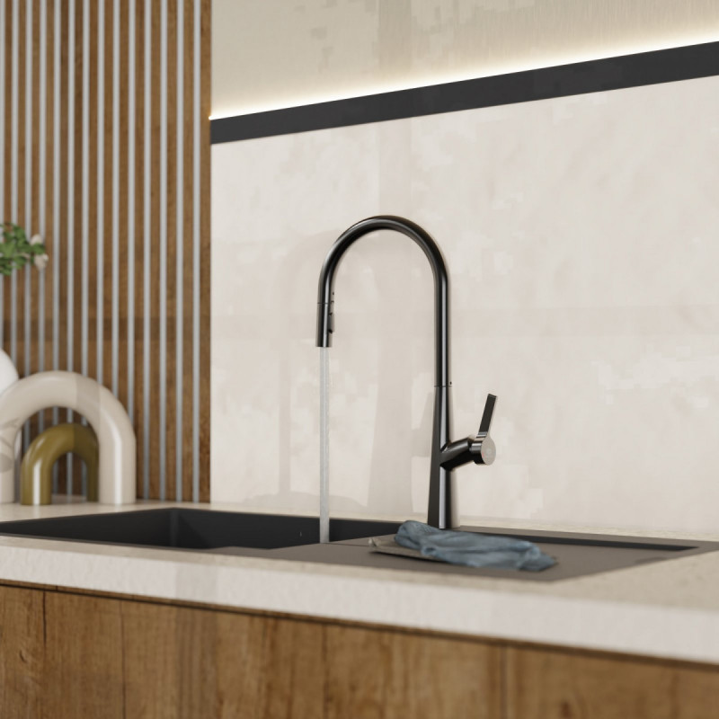 Wasserhahn mit hohem gebogenem Auslauf über dunkler Spüle auf heller Arbeitsplatte.