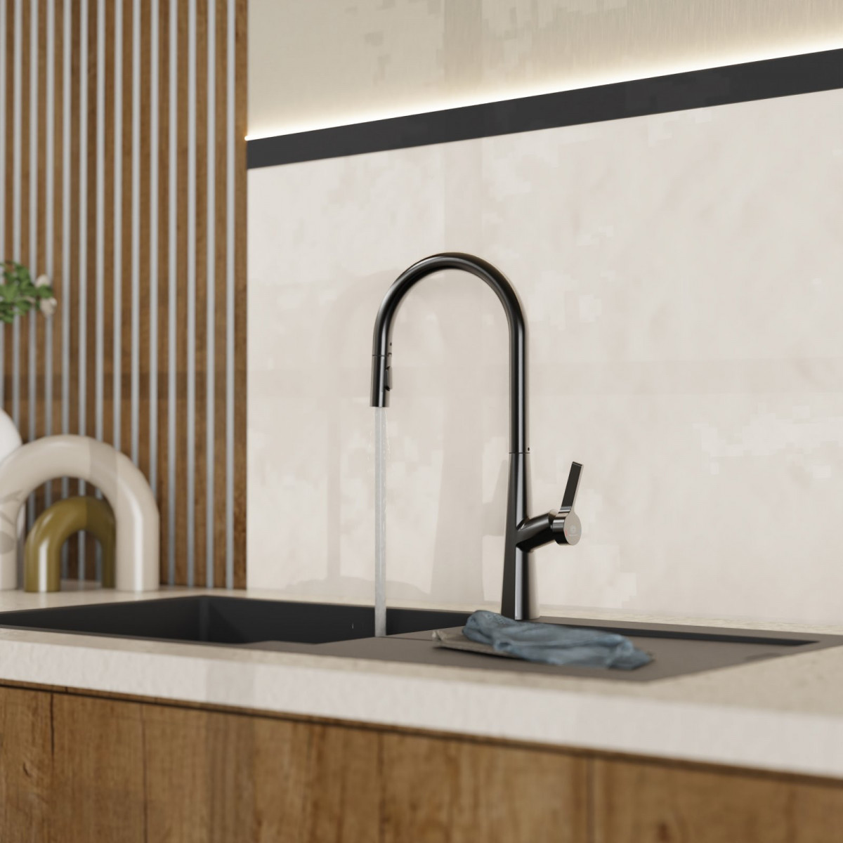 Wasserhahn mit hohem gebogenem Auslauf über dunkler Spüle auf heller Arbeitsplatte.