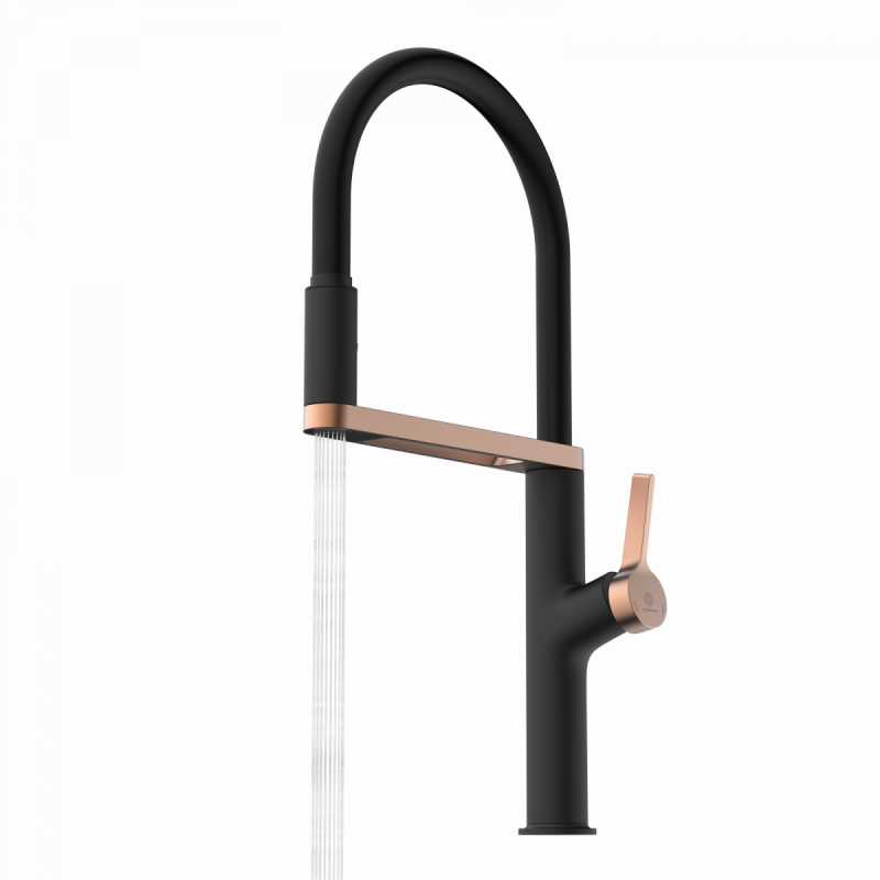 Schwarze Küchenarmatur mit hohen flexiblen Auslauf, roségoldenen Akzenten und fließendem Wasserstrahl.