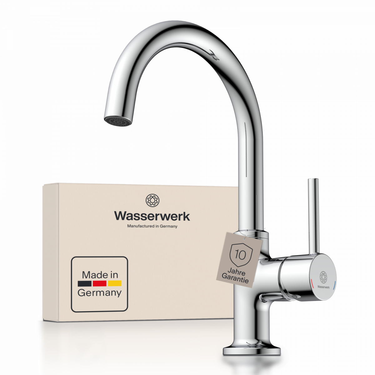 Chromfarbene Küchenarmatur mit hohem gebogenem Auslauf vor beiger Verpackung von Wasserwerk.