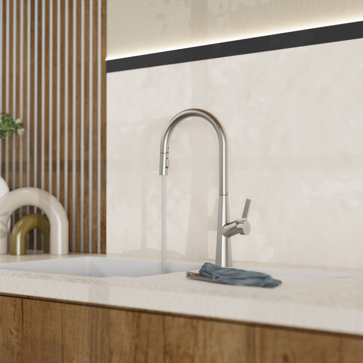 Edelstahl-Wasserhahn über weißer Spüle mit fließendem Wasser und Tuch auf der Arbeitsfläche.