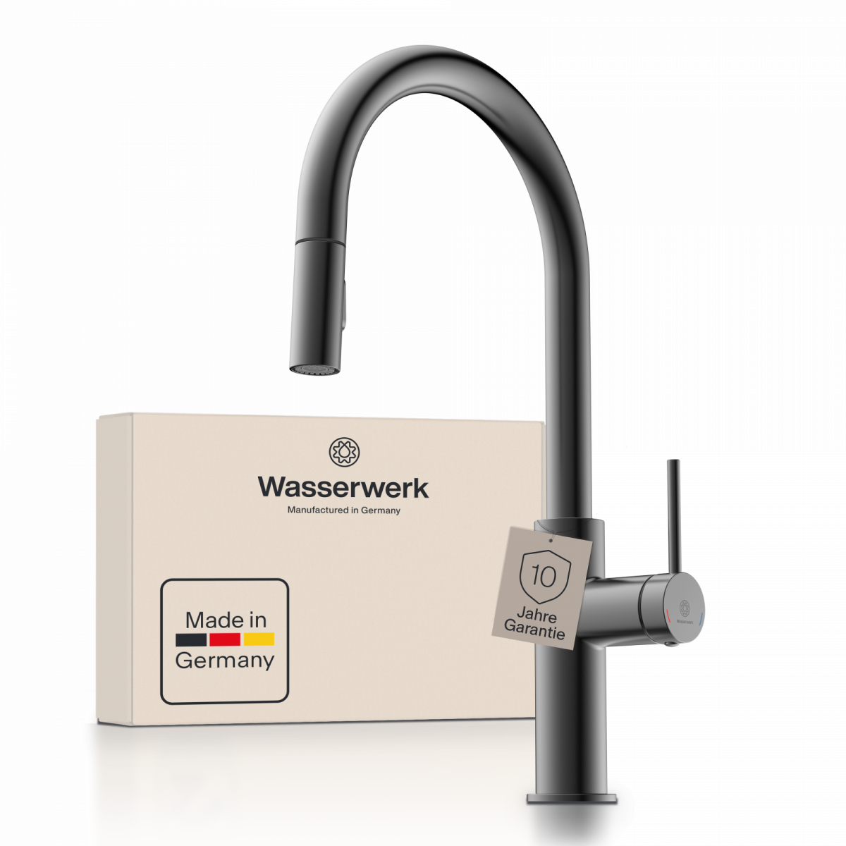 Schwarze Küchenarmatur mit hohem Auslauf vor Verpackung mit Aufdruck „Wasserwerk“.