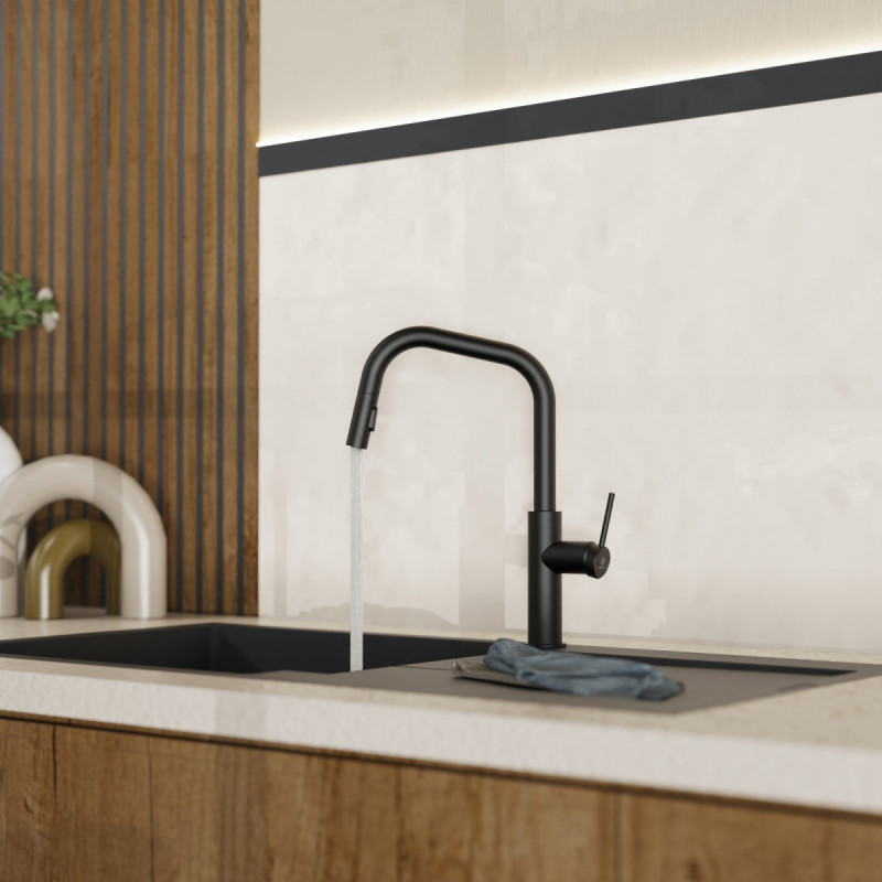 Schwarze Küchenarmatur mit laufendem Wasserstrahl über schwarzer Spüle.