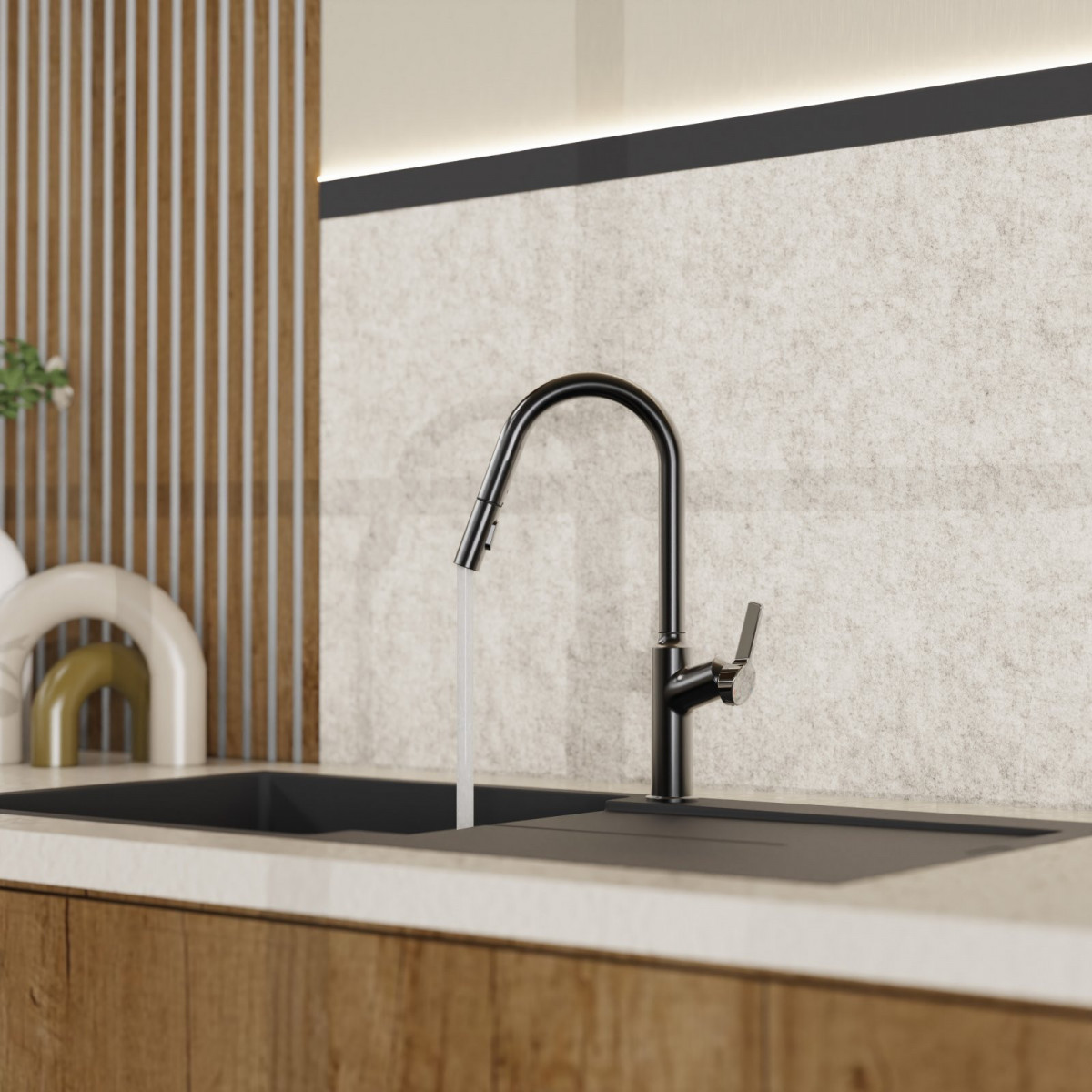 Schwarze Küchenarmatur mit laufendem Wasser über schwarzer Spüle und heller Arbeitsplatte.