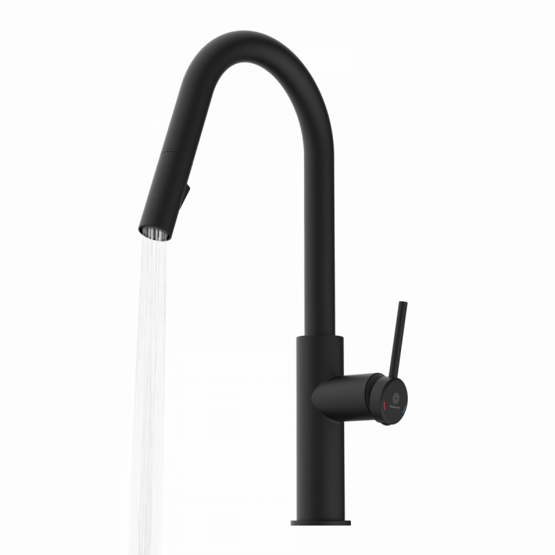 Schwarze Küchenarmatur mit hohem gebogenen Auslauf und laufendem Wasserstrahl.
