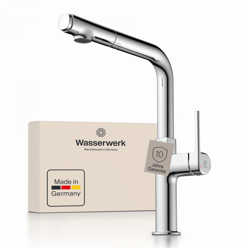 Chromfarbene Küchenarmatur mit seitlichem Hebel und Verpackung mit Aufdruck „Wasserwerk“.