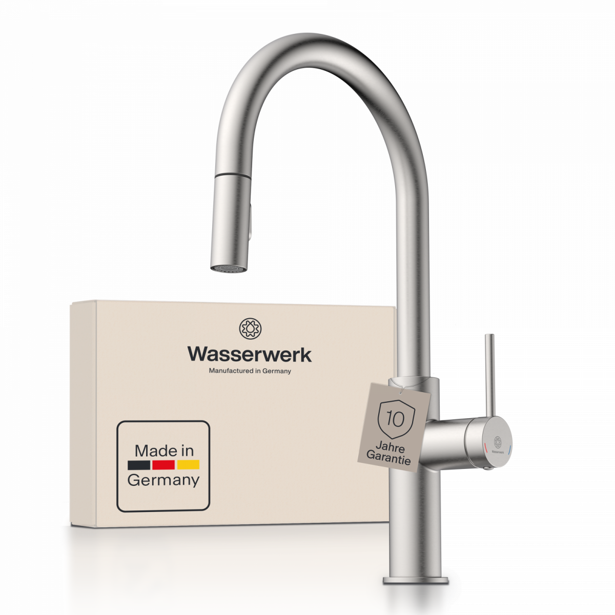 Silberner Küchenwasserhahn mit hohem gebogenem Auslauf vor Verpackung mit Aufdruck „Wasserwerk“.