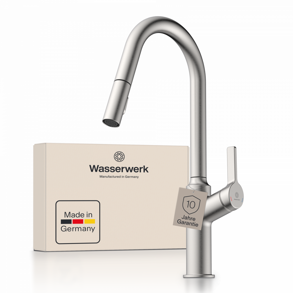 Silberne Küchenarmatur mit gebogenem Auslauf und Hebelgriff vor Verpackung mit Aufdruck „Wasserwerk“.
