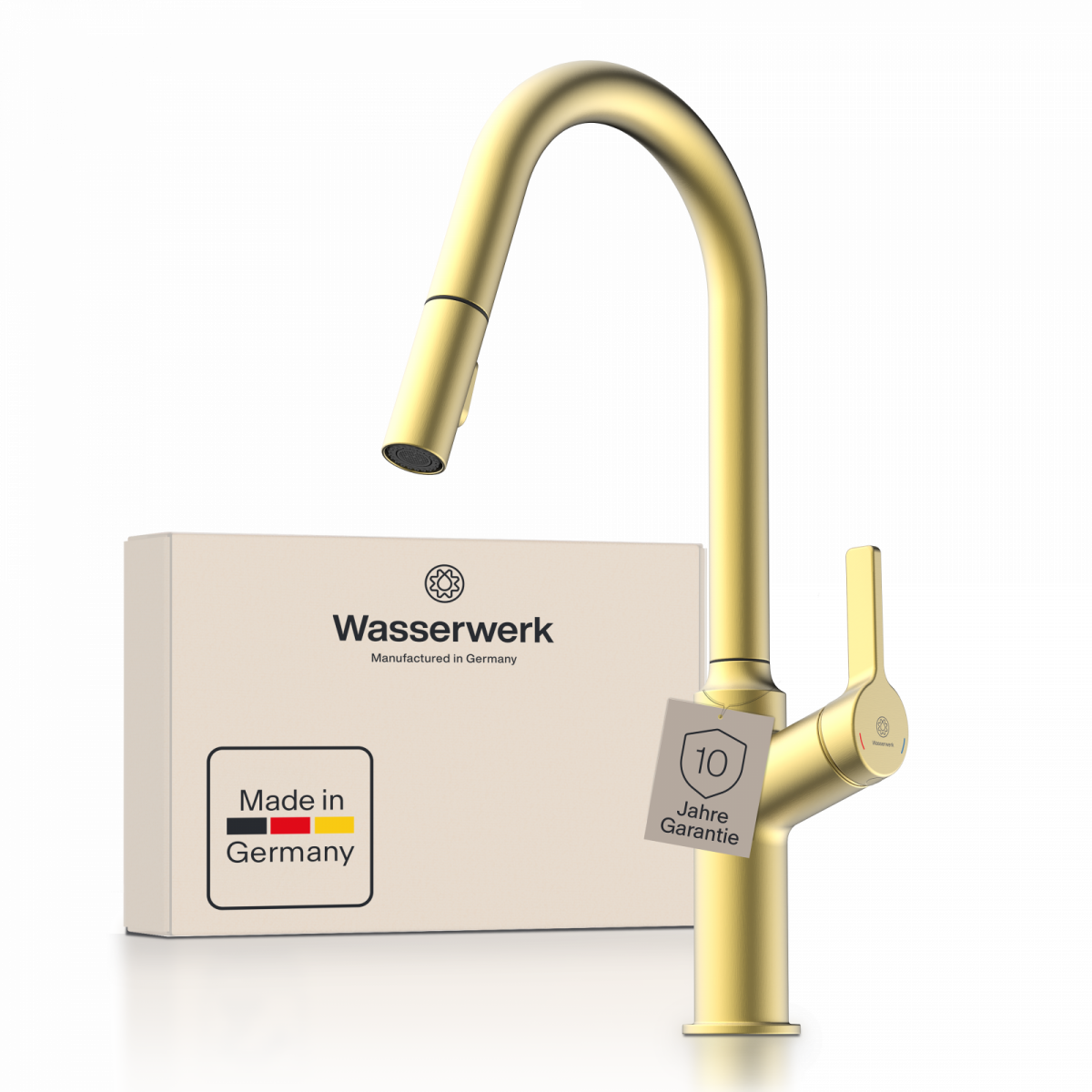 Goldfarbene Küchenarmatur mit hohem schwenkbarem Auslauf vor Verpackung mit Aufdruck „Wasserwerk“.