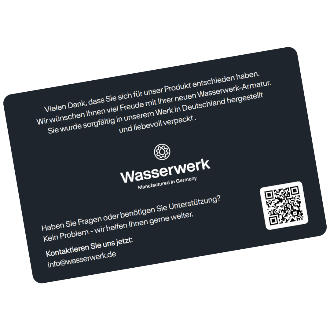 Ein Paar in eiWasserwerk Garantiekartener hellen modernen Küche